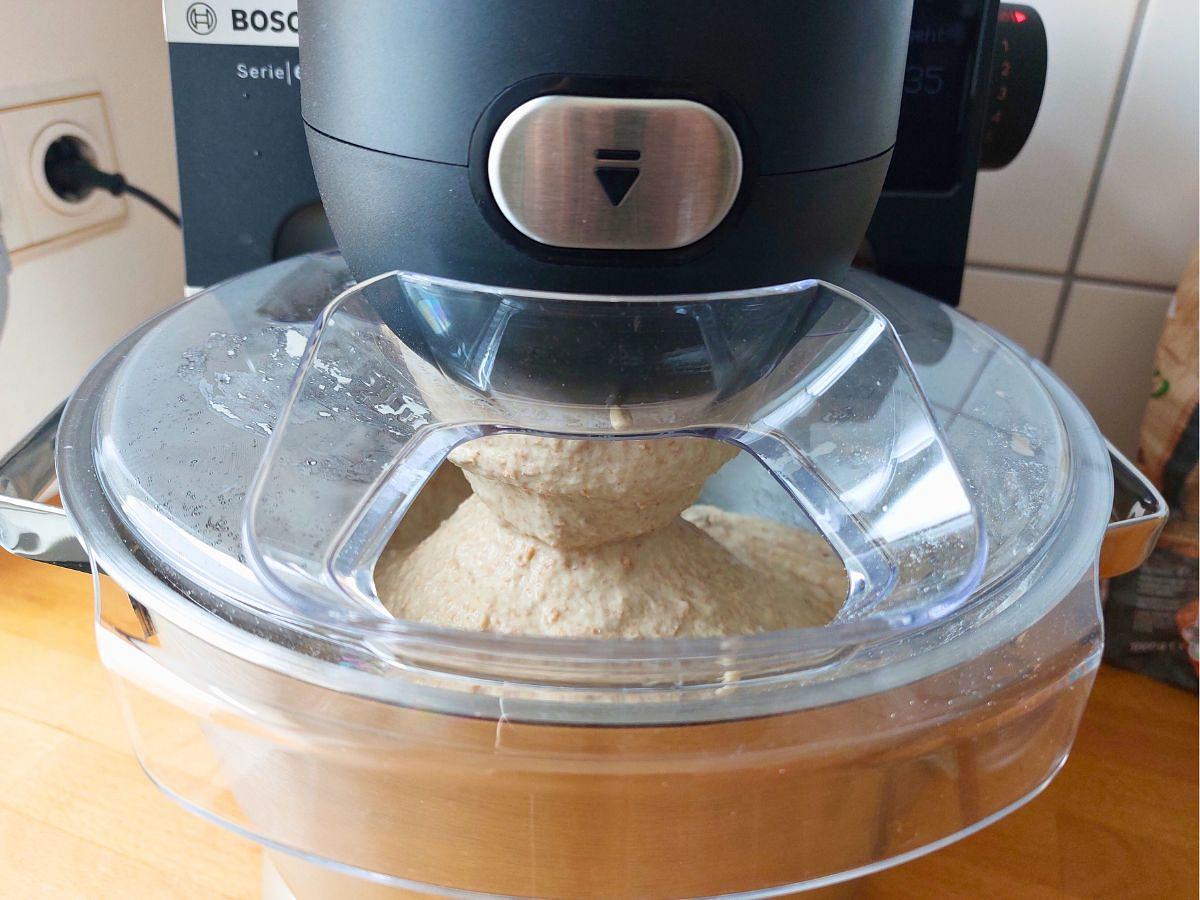 Bosch MUMS6 Schüssel mit Teig darin und Plastikdeckel Bosch MUMS6 Schüssel mit Teig darin und Plastikdeckel