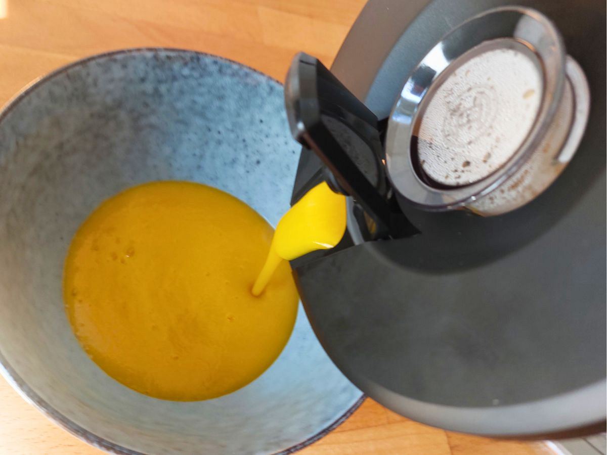 Bosch MUMS6 Suppe ausgießen aus dem Mixbecher Bosch MUMS6 Suppe ausgießen aus dem Mixbecher