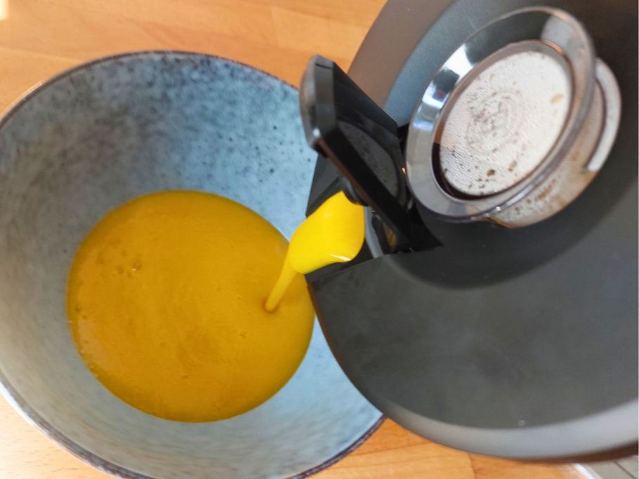 Bosch MUMS6 Suppe ausgießen aus dem Mixbecher