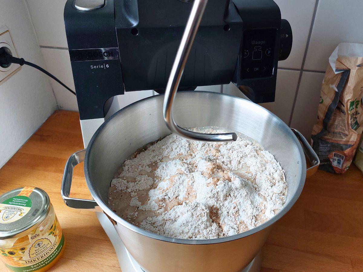Bosch MUMS6 volle Schüssel mit Teig Bosch MUMS6 volle Schüssel mit Teig