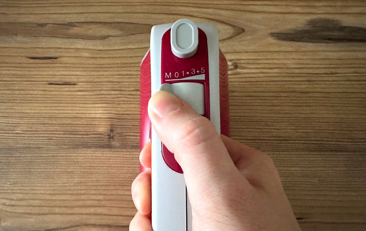 Bedienung vom Bosch Styline Handrührgerät Nahaufnahme von der Oberseite des Bosch Styline mit einem Daumen an der Schiebe-Bedienung
