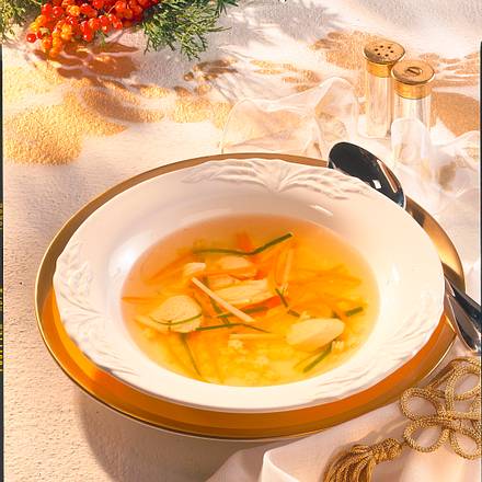 Bouillon mit Gemüsestreifen Rezept
