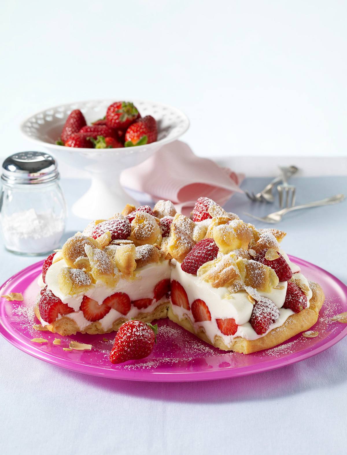 Brandteig-Flockentorte mit Erdbeeren Rezept