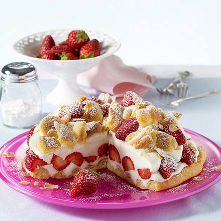 Brandteig-Flockentorte mit Erdbeeren Rezept Brandteig-Flockentorte mit Erdbeeren Rezept