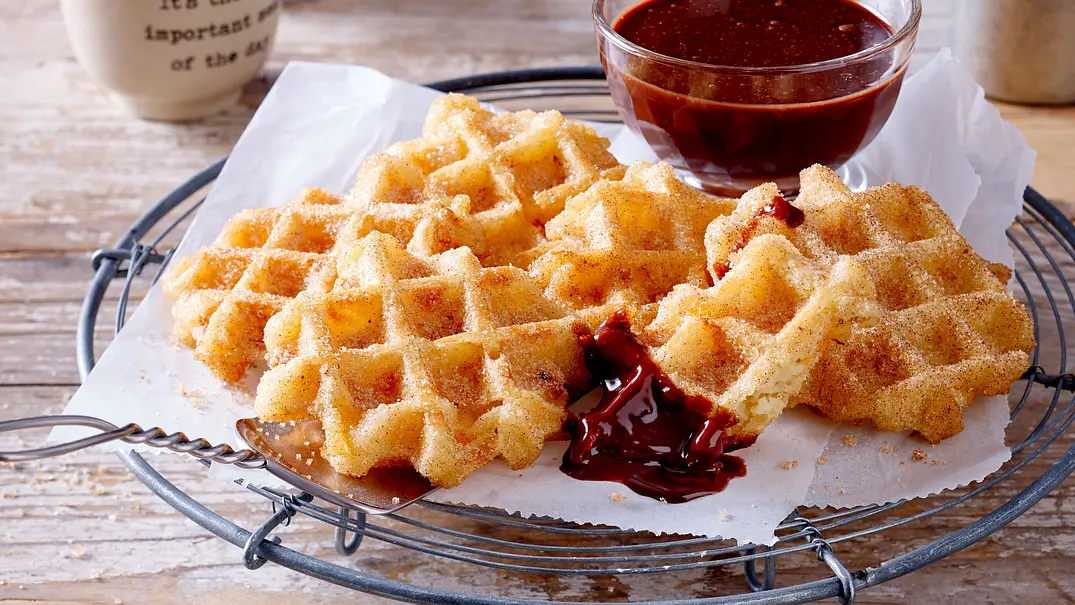 Brandteig-Waffeln mit Apfelstückchen und Zimtzucker Rezept - Foto: LECKER @ Bauer Media Group Brandteig-Waffeln mit Apfelstückchen und Zimtzucker Rezept - Foto: LECKER @ Bauer Media Group