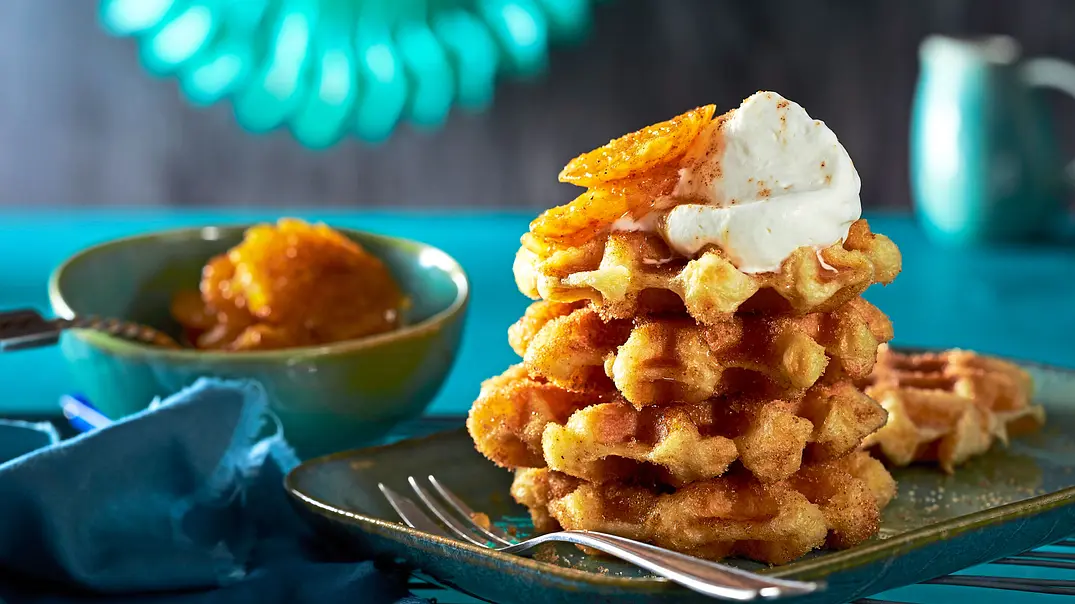 Brandteig-Waffeln mit feuchtfröhlichen Früchten Rezept - Foto: LECKER @ Bauer Media Group Brandteig-Waffeln mit feuchtfröhlichen Früchten Rezept - Foto: LECKER @ Bauer Media Group