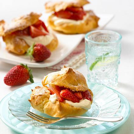 Brandteig Wölkchen mit Erdbeeren Rezept Brandteig Wölkchen mit Erdbeeren Rezept
