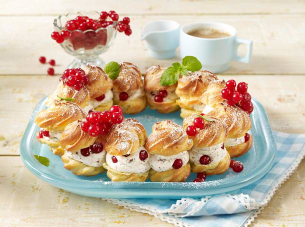 Brandteigkranz mit Baileyssahne und Johannisbeeren Rezept Brandteigkranz mit Baileyssahne und Johannisbeeren Rezept