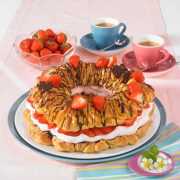 Brandteigkranz mit Erdbeeren Rezept Brandteigkranz mit Erdbeeren Rezept