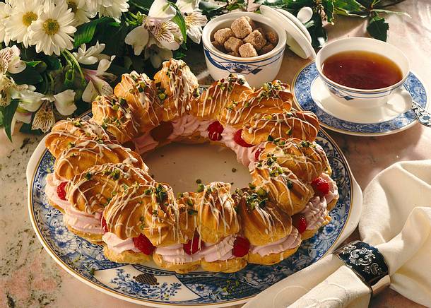 Brandteigkranz mit Himbeer-Sahne-Füllung Rezept Brandteigkranz mit Himbeer-Sahne-Füllung Rezept