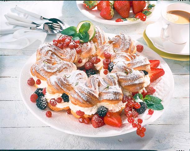 Brandteigkranz mit Limettensahne und Beeren Rezept Brandteigkranz mit Limettensahne und Beeren Rezept
