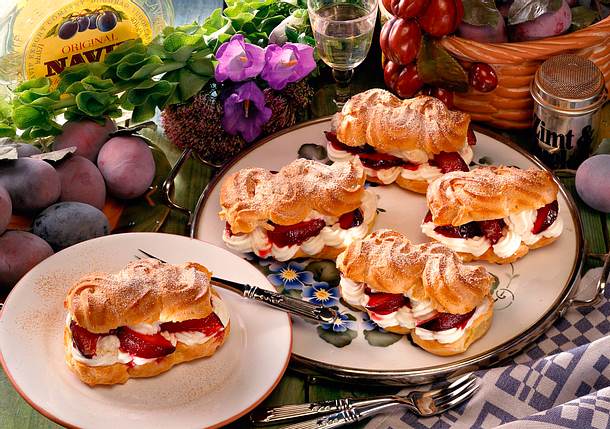 Brandteigstücke mit Zwetschenkompott Rezept Brandteigstücke mit Zwetschenkompott Rezept