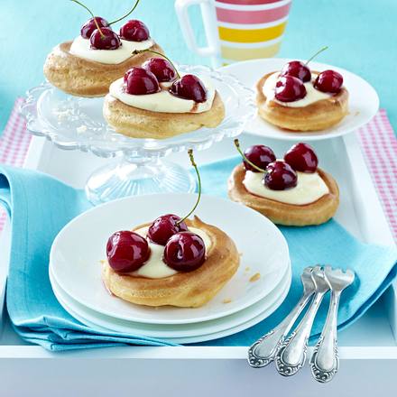 Brandteigtörtchen mit Puddingcreme und Kirschen Rezept Brandteigtörtchen mit Puddingcreme und Kirschen Rezept
