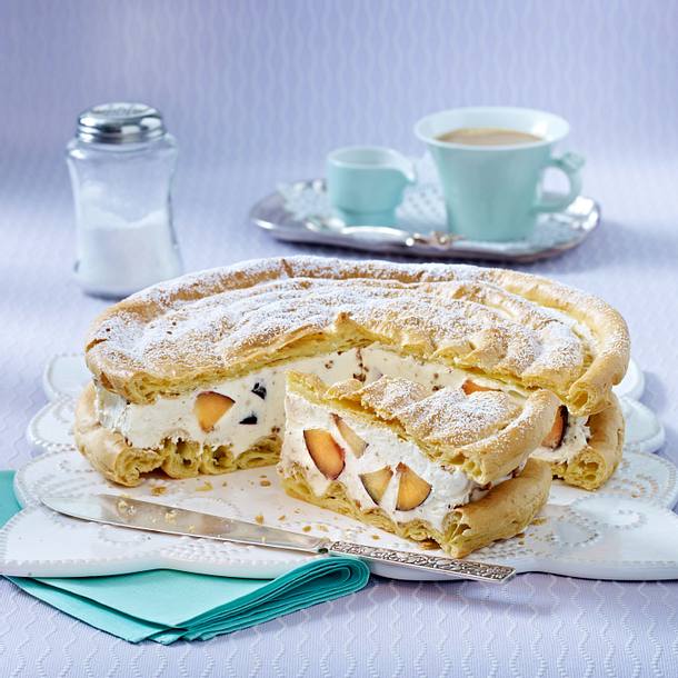Brandteigtorte mit Mandelsahne und Sommerpflaumen Rezept Brandteigtorte mit Mandelsahne und Sommerpflaumen Rezept