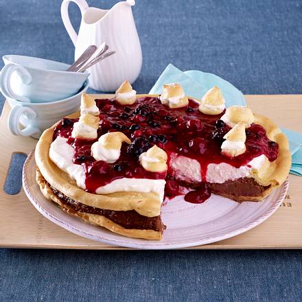 Brandteigtorte mit Nougatcreme und Beerengrütze Rezept