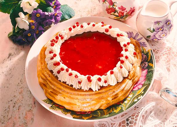 Brandteigtorte mit Quark- Preiselbeerfüllung Rezept Brandteigtorte mit Quark- Preiselbeerfüllung Rezept