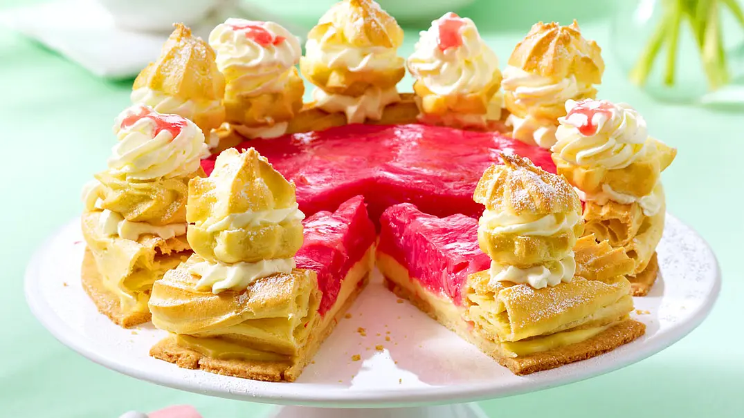 Brandteigtorte mit Rhabarber (Saint-Honoré) Rezept - Foto: LECKER @ Bauer Media Group Brandteigtorte mit Rhabarber (Saint-Honoré) Rezept - Foto: LECKER @ Bauer Media Group