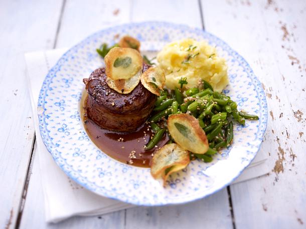 Brandy-Steak mit Salbeichips Rezept Brandy-Steak mit Salbeichips Rezept