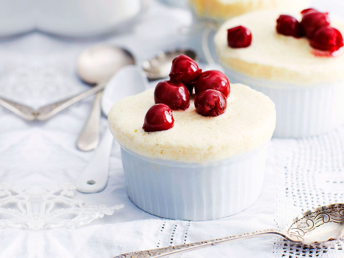 Brandykirschen auf eisigem Soufflé Rezept