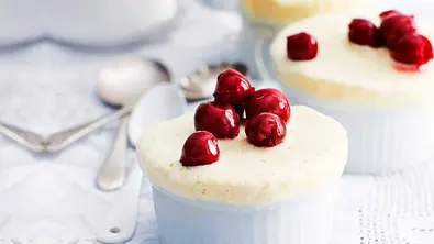 Brandykirschen auf eisigem Soufflé Rezept - Foto: LECKER @ Bauer Media Group