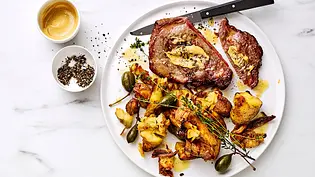 Brasserie-Steaks „Café de Paris“ Rezept - Foto: Are Media Syndication Brasserie-Steaks „Café de Paris“ Rezept - Foto: Are Media Syndication
