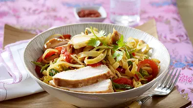 Brat Gemüse-Nudeln mit Hähnchenfleisch, Rezept - Foto: LECKER @ Bauer Media Group