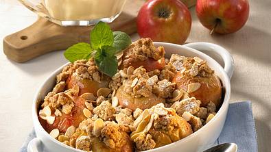 Bratapfel-Crumble Rezept - Foto: LECKER @ Bauer Media Group