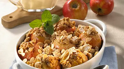 Bratapfel-Crumble Rezept - Foto: LECKER @ Bauer Media Group
