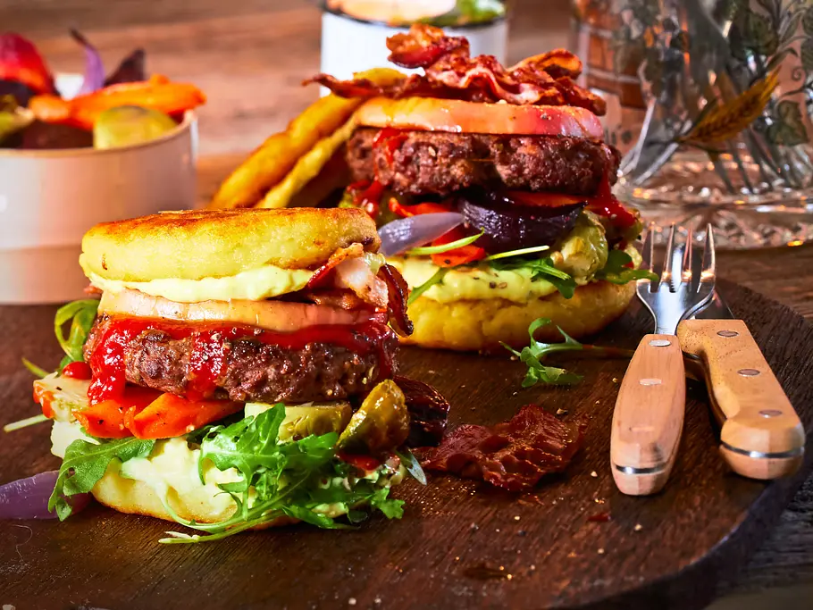 Bratapfel-Hackburger mit Grillgemüse Rezept Bratapfel-Hackburger mit Grillgemüse Rezept
