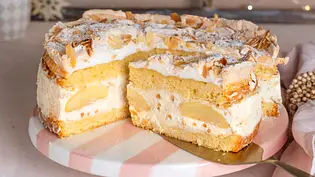 Bratapfel-Himmelstorte mit Baiserdecke, Mandelblättchen und Käse-Sahne-Creme. - Foto: StockFood Studios / Tina Bumann