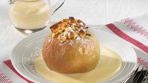 Bratapfel mit Marzipan-Nuss-Füllung Rezept - Foto: House of Food / Bauer Food Experts KG