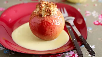 Bratapfel mit Marzipan-Nussmischung und Vanillesoße Rezept - Foto: LECKER @ Bauer Media Group