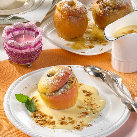 Bratapfel mit Marzipan & Vanillesoße Rezept | LECKER