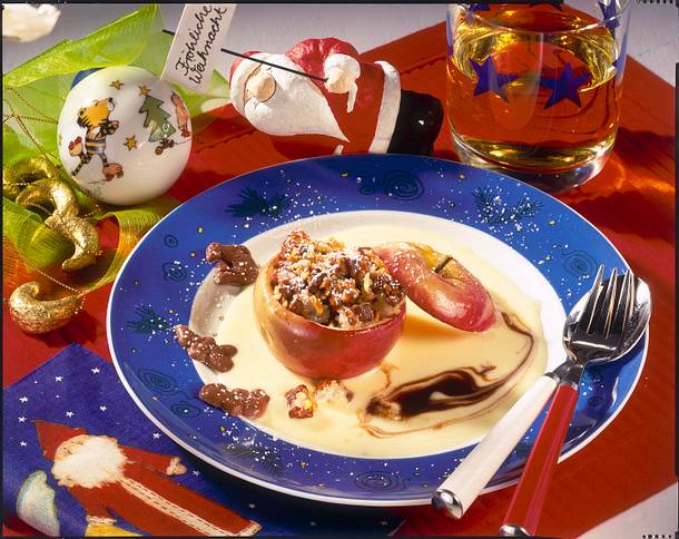 Bratapfel mit Nuss-Bounty-Füllung und Vanillinsoße Rezept Bratapfel mit Nuss-Bounty-Füllung und Vanillinsoße Rezept