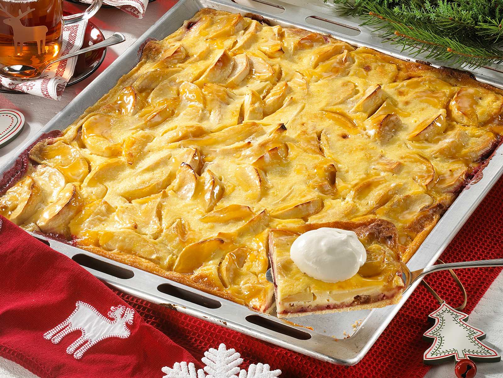 Bratapfelkuchen vom Blech Rezept | LECKER