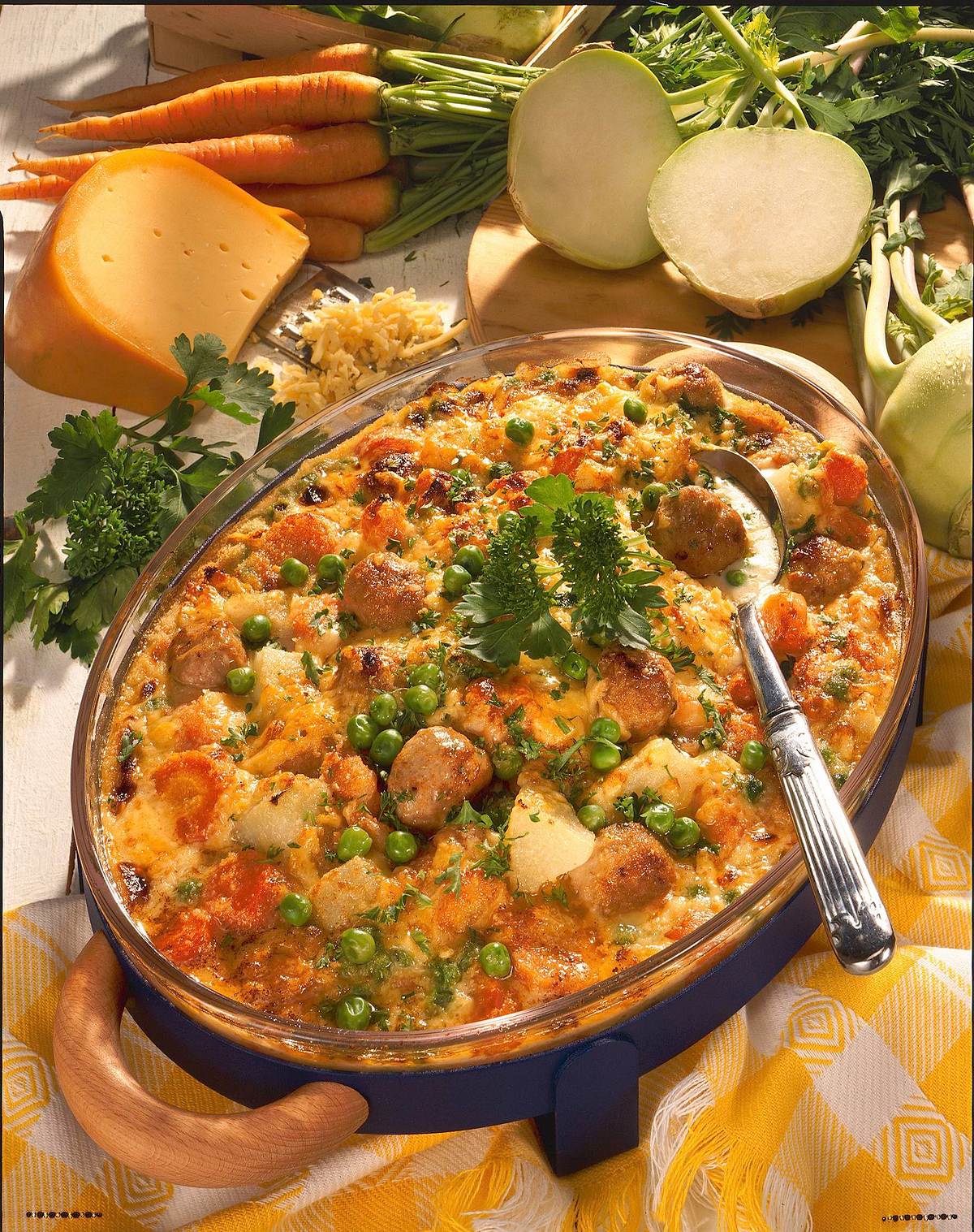 Bratbällchen und Gemüse in Sahnesoße mit Käse überbacken Rezept