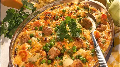 Bratbällchen und Gemüse in Sahnesoße mit Käse überbacken Rezept - Foto: LECKER @ Bauer Media Group