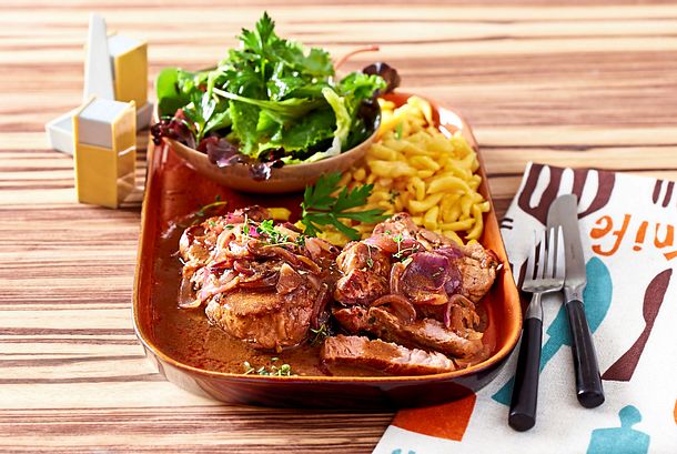 Braten der Einheit mit Sättigungsbeilage* Rezept