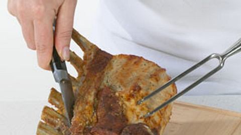 Braten vom Knochen schneiden - so geht’s
