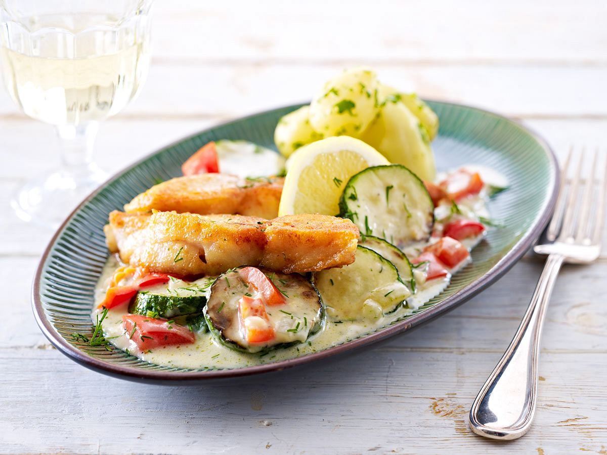 Bratfisch mit Zucchini und Paprika - so gehts