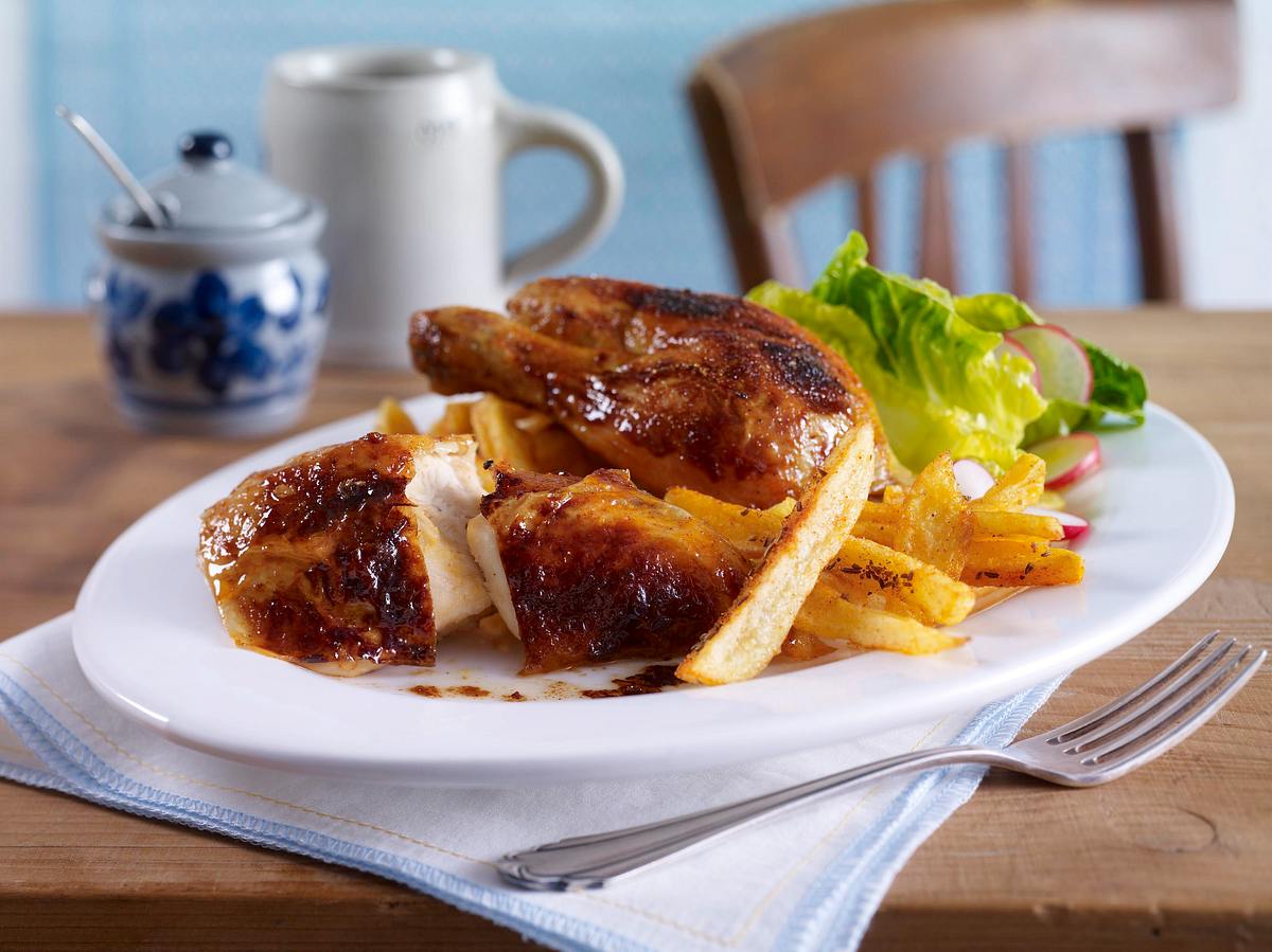 Brathähnchen mit Pommes und Salat Rezept