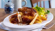 Brathähnchen mit Pommes und Salat Rezept - Foto: LECKER @ Bauer Media Group
