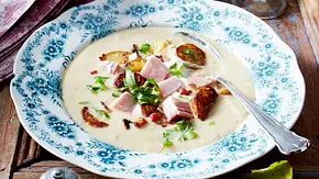 Bratkartoffel-Cremesuppe mit Kasseler Rezept - Foto: LECKER @ Bauer Media Group Bratkartoffel-Cremesuppe mit Kasseler Rezept - Foto: LECKER @ Bauer Media Group