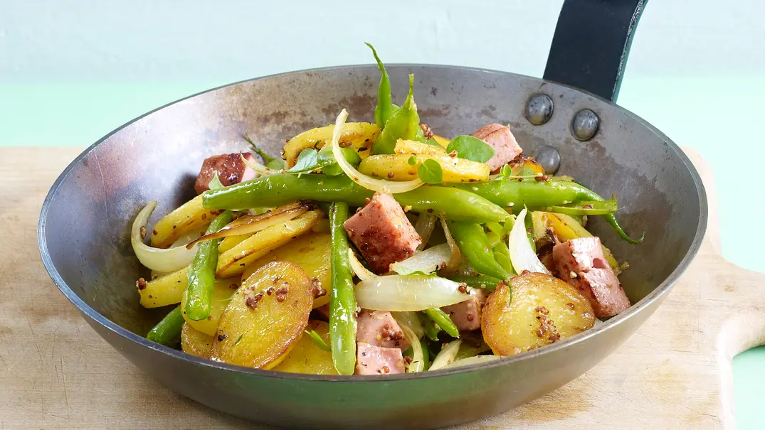 Bratkartoffel mit Leberkäse, Senf, grünen Bohnen und Zwiebeln Rezept - Foto: LECKER @ Bauer Media Group Bratkartoffel mit Leberkäse, Senf, grünen Bohnen und Zwiebeln Rezept - Foto: LECKER @ Bauer Media Group