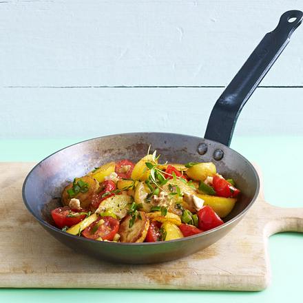 Bratkartoffel mit Walnüssen, Lauchzwiebeln, Kirschtomaten und Thymian Rezept Bratkartoffel mit Walnüssen, Lauchzwiebeln, Kirschtomaten und Thymian Rezept