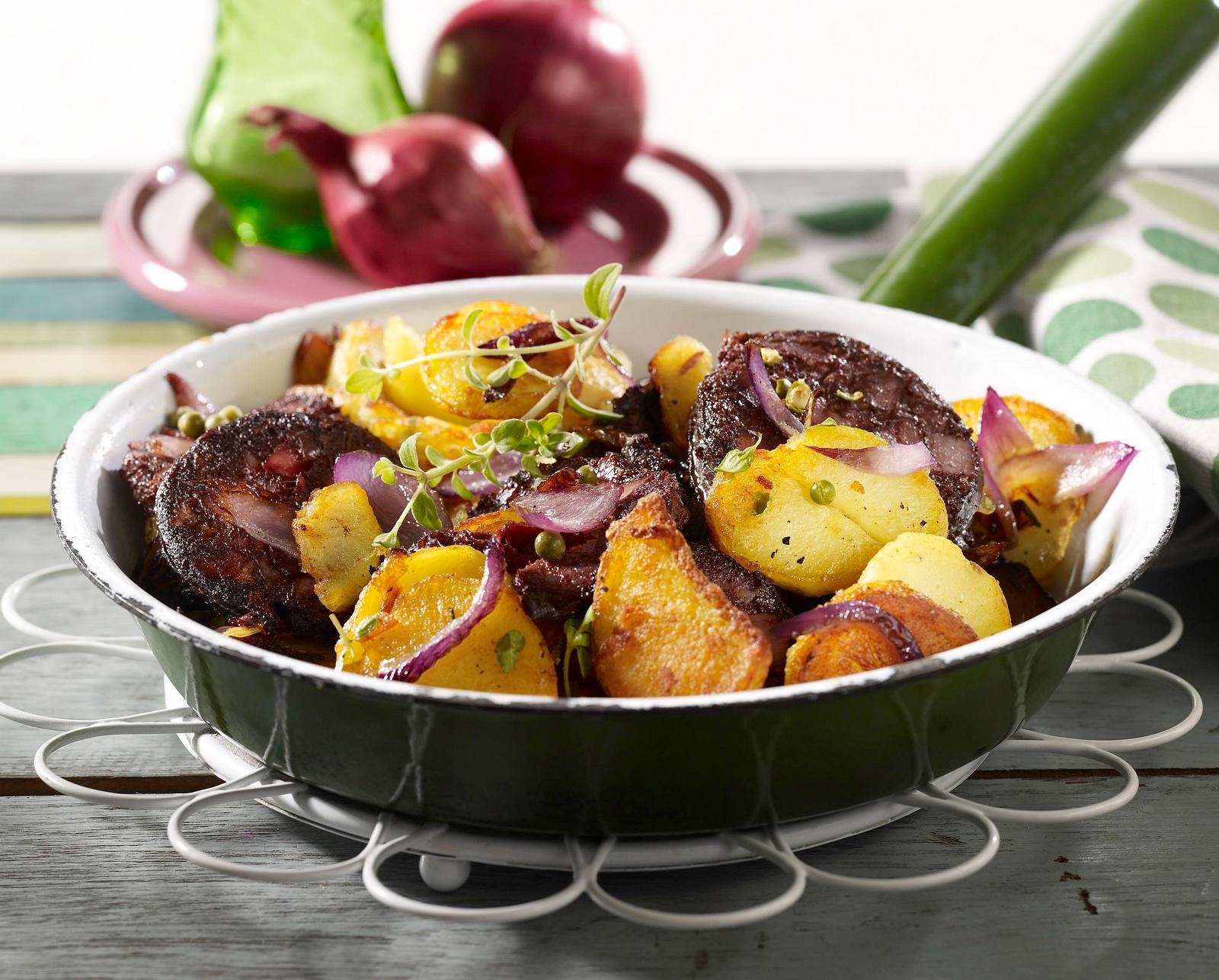 Bratkartoffeln mit Blutwurst und roten Zwiebeln Rezept | LECKER