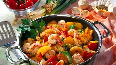 Bratkartoffeln mit Garnelen, Champignons und Tomaten Rezept - Foto: Maass