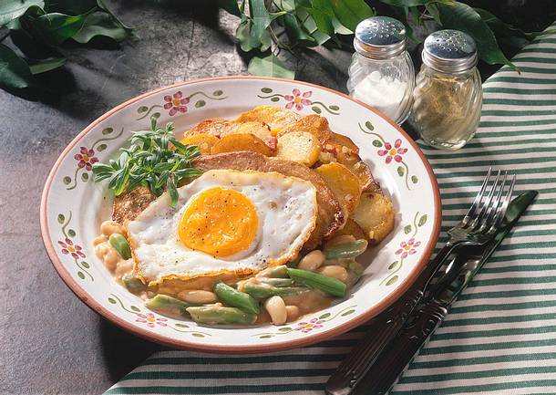 Bratkartoffeln mit Gemüse und Spiegelei (Kutscherpfanne) Rezept Bratkartoffeln mit Gemüse und Spiegelei (Kutscherpfanne) Rezept