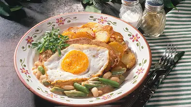 Bratkartoffeln mit Gemüse und Spiegelei (Kutscherpfanne) Rezept - Foto: LECKER @ Bauer Media Group