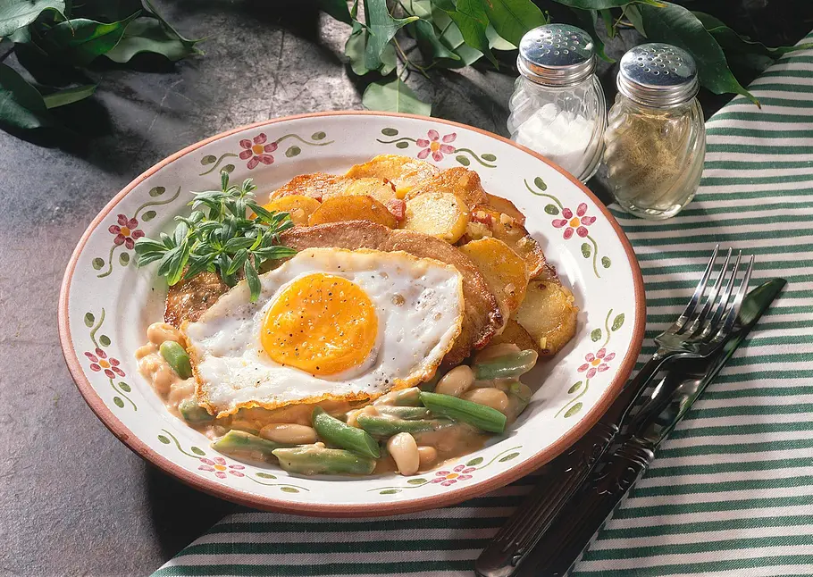 Bratkartoffeln mit Gemüse und Spiegelei (Kutscherpfanne) Rezept